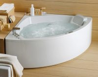 Угловые ванны оснащены удобной полочкой для косметических средств Угловые ванны оснащены удобной полочкой для косметических средств