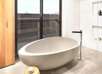 Небольшая ванна интересной формы способна украсить интерьер ванной комнаты Небольшая ванна интересной формы способна украсить интерьер ванной комнаты