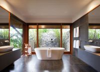 Отдельно стоящие модели ванных требуют наличия большого количества свободного пространства в комнате Отдельно стоящие модели ванных требуют наличия большого количества свободного пространства в комнате