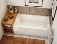 Ванная небольшого размера с полкой для хранения вещей Ванная небольшого размера с полкой для хранения вещей