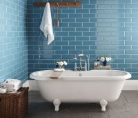 Чугунные ванны очень восприимчивы к агрессивным чистящим средствам, поэтому к выбору химии для чистки такой чаши следует подойти с внимательностью Чугунные ванны очень восприимчивы к агрессивным чистящим средствам, поэтому к выбору химии для чистки такой чаши следует подойти с внимательностью